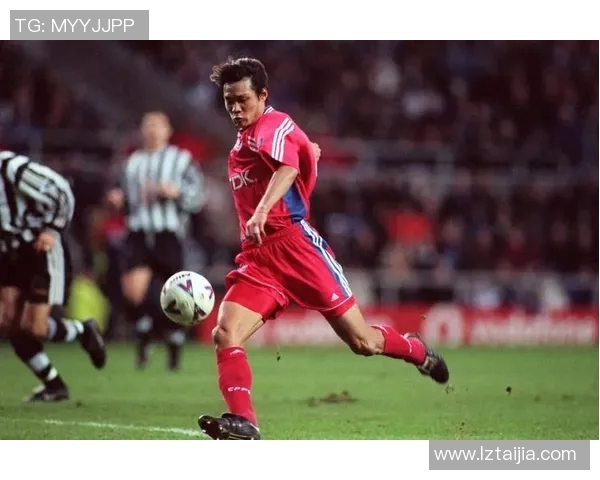 足球明星带球动作精彩瞬间展现球场魅力与技术之美 足球明星带球动作精彩瞬间展现球场魅力与技术之美